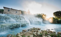 Suối nước n&oacute;ng Saturnia: Kỳ quan thi&ecirc;n nhi&ecirc;n nổi bật 