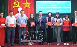 Trung t&acirc;m ch&iacute;nh trị huyện Đ&ocirc;ng Hưng: Bế mạc lớp bồi dưỡng nhận thức về Đảng kh&oacute;a 3 năm 2025