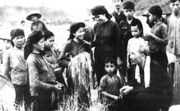 Phong c&aacute;ch d&acirc;n chủ trong tư tưởng v&agrave; tấm gương đạo đức Hồ Ch&iacute; Minh 