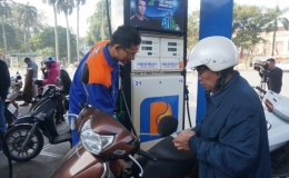 Xăng, dầu đồng loạt tăng gi&aacute;
