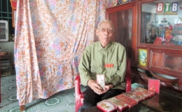 Cựu chiến binh Trần Th&aacute;i: &ldquo;Cởi &aacute;o c&agrave; sa, kho&aacute;c chiến b&agrave;o&rdquo;