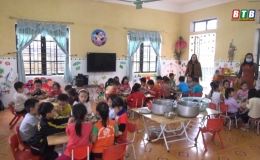 Hưng H&agrave; đảm bảo vệ sinh an to&agrave;n thực phẩm bữa ăn b&aacute;n tr&uacute; 