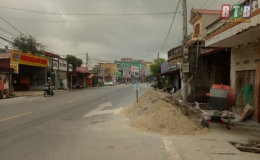 Thụy H&agrave;: Vật liệu x&acirc;y dựng tr&agrave;n lan dưới l&ograve;ng quốc lộ