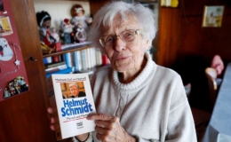 Cụ b&agrave; tranh cử ở tuổi&hellip; 100