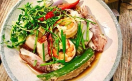 Nghỉ lễ trổ t&agrave;i nấu m&oacute;n b&uacute;n mắm của người miền T&acirc;y