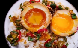 C&ocirc;ng thức l&agrave;m trứng l&ograve;ng đ&agrave;o ng&acirc;m x&igrave; dầu đưa cơm