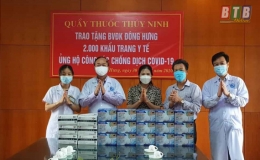 Trao tặng 3.000 găng tay v&agrave; khẩu trang y tế cho c&aacute;c đơn vị y tế huyện Đ&ocirc;ng Hưng