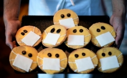 Những m&oacute;n ăn tr&ecirc;n thế giới lấy &yacute; tưởng từ Covid-19