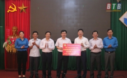 Li&ecirc;n đo&agrave;n Lao động tỉnh hỗ trợ tr&ecirc;n 298 triệu đồng cho đo&agrave;n vi&ecirc;n c&ocirc;ng đo&agrave;n bị ảnh hưởng bởi dịch Covid-19