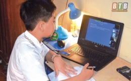 Trường Tiểu học Trần L&atilde;m: C&ocirc; v&agrave; tr&ograve; h&agrave;o hứng học online