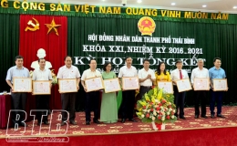 Th&agrave;nh phố: Khen thưởng 18 tập thể, c&aacute; nh&acirc;n c&oacute; th&agrave;nh t&iacute;ch trong hoạt động HĐND kh&oacute;a XXI