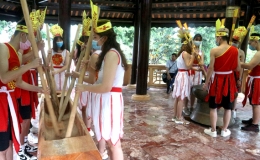 Trình diễn đánh trống đồng, đâm đuống phục vụ đồng bào và du khách về dự Giỗ Tổ Hùng Vương năm 2021
