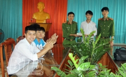 Trường THPT Phụ Dực: Khen thưởng c&aacute;c em học sinh nhặt được tiền trả lại người mất