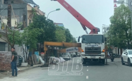 Xe bồn b&ecirc; t&ocirc;ng dừng đỗ tr&aacute;i ph&eacute;p tr&ecirc;n đường phố g&acirc;y cản trở giao th&ocirc;ng