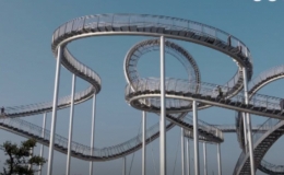 Cầu thang như đường ray t&agrave;u lượn si&ecirc;u tốc ở H&agrave;n Quốc