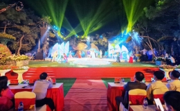 Lễ hội t&igrave;nh y&ecirc;u - h&ograve;n Trống M&aacute;i