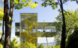 Ng&ocirc;i nh&agrave; trong suốt giữa rừng c&acirc;y