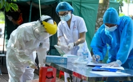 Nh&acirc;n vi&ecirc;n y tế tham gia chống dịch Covid-19 l&agrave;m 3 ca 12 tiếng li&ecirc;n tục phải c&oacute; hai ng&agrave;y nghỉ