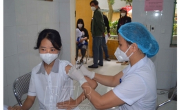 Ti&ecirc;m vắc-xin - &ldquo;l&aacute; chắn&rdquo; ph&ograve;ng Covid-19 cho trẻ