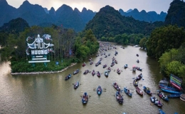 Lễ hội ch&ugrave;a Hương đ&oacute;n lượng kh&aacute;ch như kỳ vọng