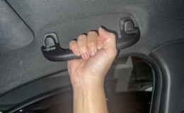 L&yacute; do tay nắm trần xe dần biến mất