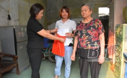 Th&agrave;nh phố Th&aacute;i B&igrave;nh: Trao kinh ph&iacute; chương tr&igrave;nh &ldquo;Mẹ đỡ đầu&rdquo; cho trẻ em mồ c&ocirc;i
