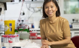 Tiến sĩ gốc Việt được giải thưởng h&oacute;a sinh ở Anh