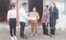  Trao qu&agrave; cho người khuyết tật, trẻ mồ c&ocirc;i c&oacute; ho&agrave;n cảnh kh&oacute; khăn   