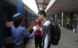 V&eacute; m&aacute;y bay đắt đỏ, đường sắt nhiều chặng &ldquo;ch&aacute;y&rdquo; v&eacute;