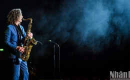 B&aacute;o Nh&acirc;n D&acirc;n ra mắt MV Kenny G "Going Home" quảng b&aacute; du lịch Việt Nam