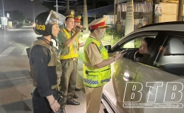 Cảnh s&aacute;t giao th&ocirc;ng Th&aacute;i B&igrave;nh xử l&yacute; vi phạm xuy&ecirc;n lễ