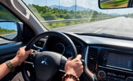 C&oacute; n&ecirc;n d&aacute;n phim c&aacute;ch nhiệt cho k&iacute;nh l&aacute;i &ocirc; t&ocirc;?