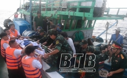 C&ugrave;ng ngư d&acirc;n vươn khơi b&aacute;m biển