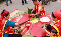 Điểm mới trong hội thi g&oacute;i nấu b&aacute;nh chưng, gi&atilde; b&aacute;nh giầy