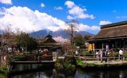 Gh&eacute; thăm ng&ocirc;i l&agrave;ng cổ đẹp như tranh vẽ dưới ch&acirc;n n&uacute;i Ph&uacute; Sĩ