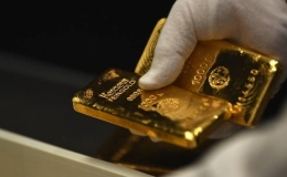 Gi&aacute; v&agrave;ng thế giới giảm s&acirc;u nhất hơn một năm