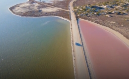 Hồ nước c&oacute; m&agrave;u hồng rực rỡ ở Australia