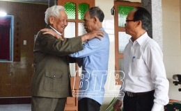 Nối đường trong mưa bom