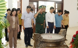 Quyền Chủ tịch nước thăm Căn cứ Trung ương cục miền Nam