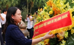 Quyền Chủ tịch nước V&otilde; Thị &Aacute;nh Xu&acirc;n d&acirc;ng hương tưởng niệm Chủ tịch Hồ Ch&iacute; Minh, thăm huyện Định H&oacute;a (Th&aacute;i Nguy&ecirc;n)