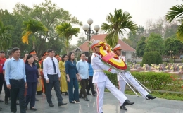 Quyền Chủ tịch nước V&otilde; Thị &Aacute;nh Xu&acirc;n tri &acirc;n anh h&ugrave;ng, liệt sĩ, chiến sĩ Điện Bi&ecirc;n