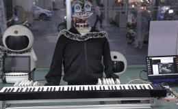 Sinh vi&ecirc;n chế tạo robot chơi đ&agrave;n piano