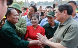 Thủ tướng Phạm Minh Ch&iacute;nh d&acirc;ng hương tại Khu tưởng niệm Đại tướng V&otilde; Nguy&ecirc;n Gi&aacute;p v&agrave; tri &acirc;n những người l&agrave;m n&ecirc;n Chiến thắng Điện Bi&ecirc;n Phủ