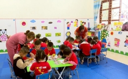 Thủ tướng y&ecirc;u cầu sớm phổ cập gi&aacute;o dục mầm non, ưu ti&ecirc;n bố tr&iacute; bi&ecirc;n chế gi&aacute;o vi&ecirc;n