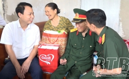 Tiền Hải: Thăm, tặng qu&agrave; chiến sĩ tham gia chiến dịch Điện Bi&ecirc;n Phủ