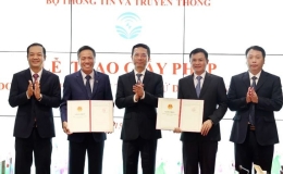 Trao giấy ph&eacute;p thiết lập mạng viễn th&ocirc;ng c&ocirc;ng cộng di động mặt đất 5G cho Viettel v&agrave; VNPT