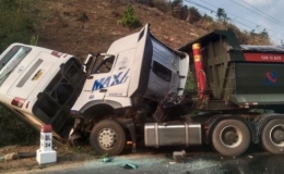 Xe kh&aacute;ch va chạm với xe tải, 23 người thương vong