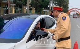  215 trường hợp vi phạm giao th&ocirc;ng bị xử l&yacute; trong 3 ng&agrave;y nghỉ lễ Giỗ Tổ H&ugrave;ng Vương