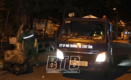 Những người kh&ocirc;ng nghỉ lễ để th&agrave;nh phố sạch - đẹp hơn