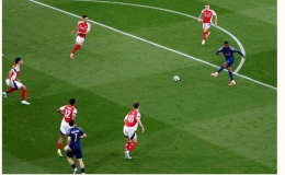 Dembele gi&uacute;p PSG hạ Arsenal